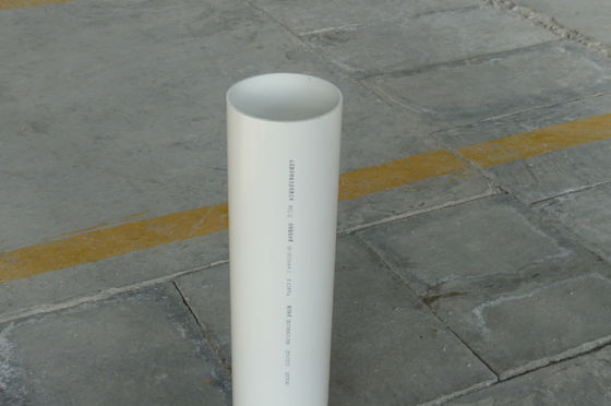 Pipa air PVC tahan UV dengan jenis sambungan berujung yang diproduksi dengan metode ekstrusi