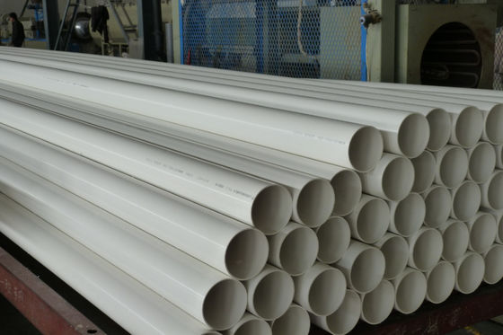 Pipa air PVC tahan UV dengan jenis sambungan berujung yang diproduksi dengan metode ekstrusi