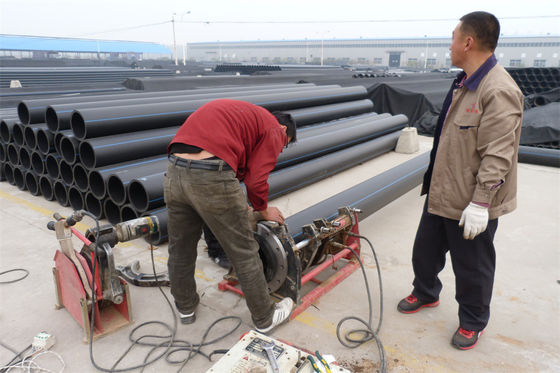 Pengelasan Sambungan Dredging HDPE Pipe Di Putih Dengan Pita Biru Untuk Berbagai Proyek Dredging
